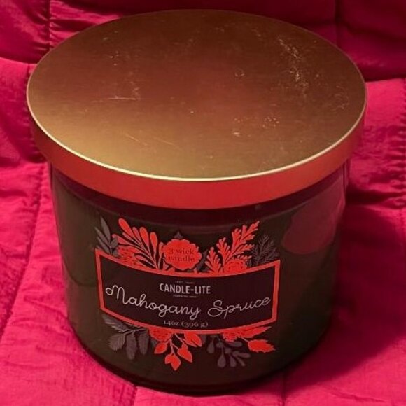 BRAND NEW 3 WICK MAHOGANY SPRUCE SCENTED CANDLE ~ CANDLE - LITE ~ SMELLS AMAZING - Picture 3 of 4